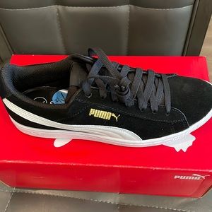 Puma vikky black suede athletic shoe
